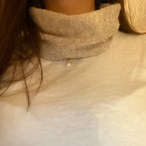 Beige ull buff - Säljer en jättefin och bekväm ullbuff i beige!! Skriv för frågor eller flera bilder❣️