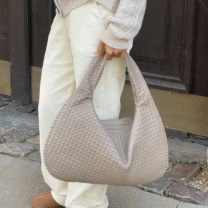 Desginby Si väska ”dark beige” - Använd en gång och är i jätte fint skick! Köptes för nypris 605kr + frakten. Färgen heter Dark Beige 