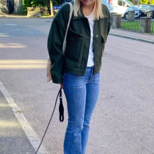 Kort kappa - En svinsnygg grön kort kappa i en typ av ullmix! Jättebra skick även fast jag använt den. Köpt från Gina Tricot för ungefär 3 årsedan. Stora framfickor som en jättesnygg detalj plus stora knappar. Färgen är exakt den grön som visas på första bilden. De andra bilderna är tagit i dåligt ljus.