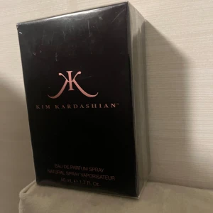 Kim Kardashian Eau de Parfum - Elegant parfym från Kim Kardashian i en stilren svart förpackning. Flaskan innehåller 50 ml Eau de Parfum, perfekt för den som söker en sofistikerad doftupplevelse. Denna naturliga spray är idealisk för att ge en långvarig och lyxig doft.