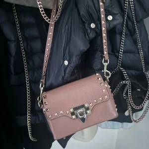 valentino väska  - såå fin valentino väska💖💖❤️❤️pris kan diskuteras vid snabbaffär (finns lite tecken på användning om man kollar nära)