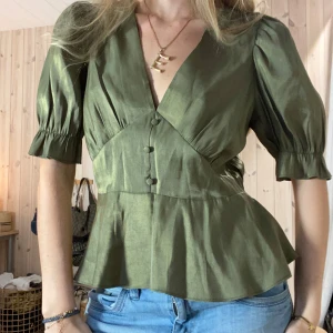 Blus - SUPER snygg!! (Har tagit bort knapparna)