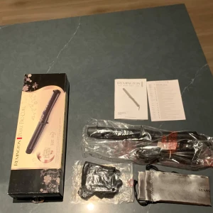 Remington Pearl Pro Curl - Remington Pearl Pro Curl locktång. Ny, aldrig använd bara öppnad. Inkluderar värmehandske och förvaringspåse.  350-500kr nypris