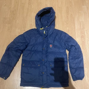 Fjällräven jacka  - Säljer min fina blåa fjällräven jacka som är perfekt nu på vintern. Den är i storlek S men passar även xs-m. Har använt den cirka tio gånger så skick skulle jag säga är 9,5/10. Nypris 7995kr så jag säljer de för 5000kr kan diskutera pris vid snabb affär. 