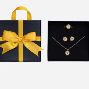 Guld smycken - set - Matchande guld -kristall set. Bra skick och kommer med smyckeslåda. 1 halsband, 1 justebar ring, 1 par örhängen. Alla matchande med små kristaller. Monti märke. Nypris: 129kr