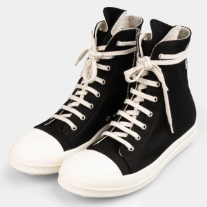 Rick Owens Ramones - Rick owens Ramones Drkshdw. Condition 9/10,  Låda, dustbag m.m följer med. För fler bilder skriv på dm på instagram marcus.rolf eller här. Går ej att hitta billigare någonstans i detta skick.