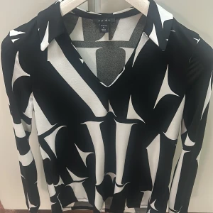 Svartvit mönstrad tröja från Amisu - Inte riktigt min stil, använd 1-2 gånger max