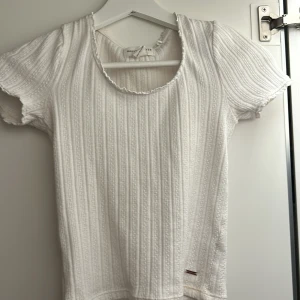 Vit ribbad topp från Holly & Whyte - jättesöt topp från holly & whyte 💗 