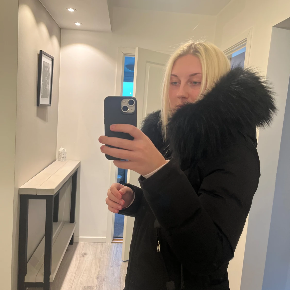 Svart dunjacka med pälsdetaljer - 2