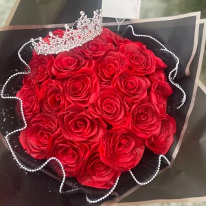 Glittrig tiara med rosor - Elegant tiara dekorerad med glittriga röda rosor. Perfekt för speciella tillfällen där du vill känna dig som en drottning. Tiaran har en vacker design med pärldetaljer.