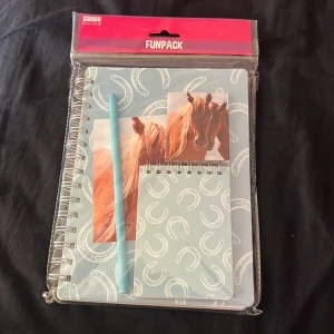 Häst dagbok kit - Säljer en dagboks kit med hästar och en penna helt oanvänd jag fick 2 likadana när jag var liten men denna kom inte till användning pris kan diskuteras 🌸🌸🌸den är från sense