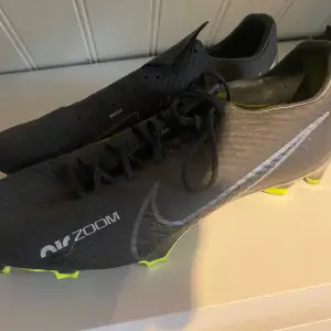Näst intill oanvända fotbollsskor. Snöret till andra skon ligger i den så det kommer med
