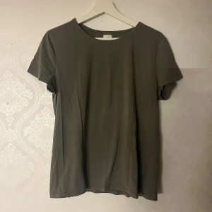 Militär grön t-shirt från H&M - Säljer en enkel och stilren militär grön t-shirt från H&M Basics. 💕