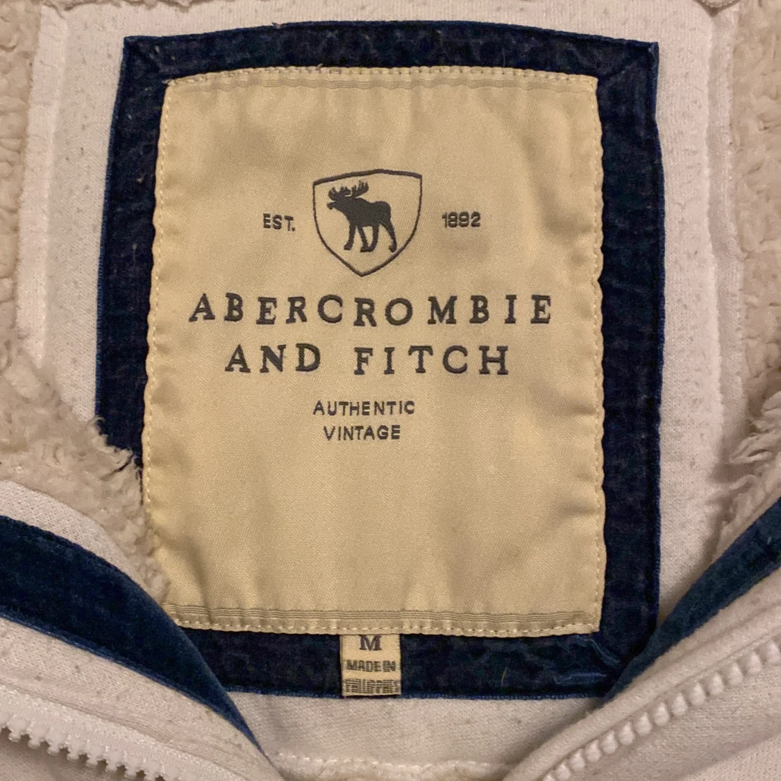 Vit hoodie från Abercrombie & Fitch - 2