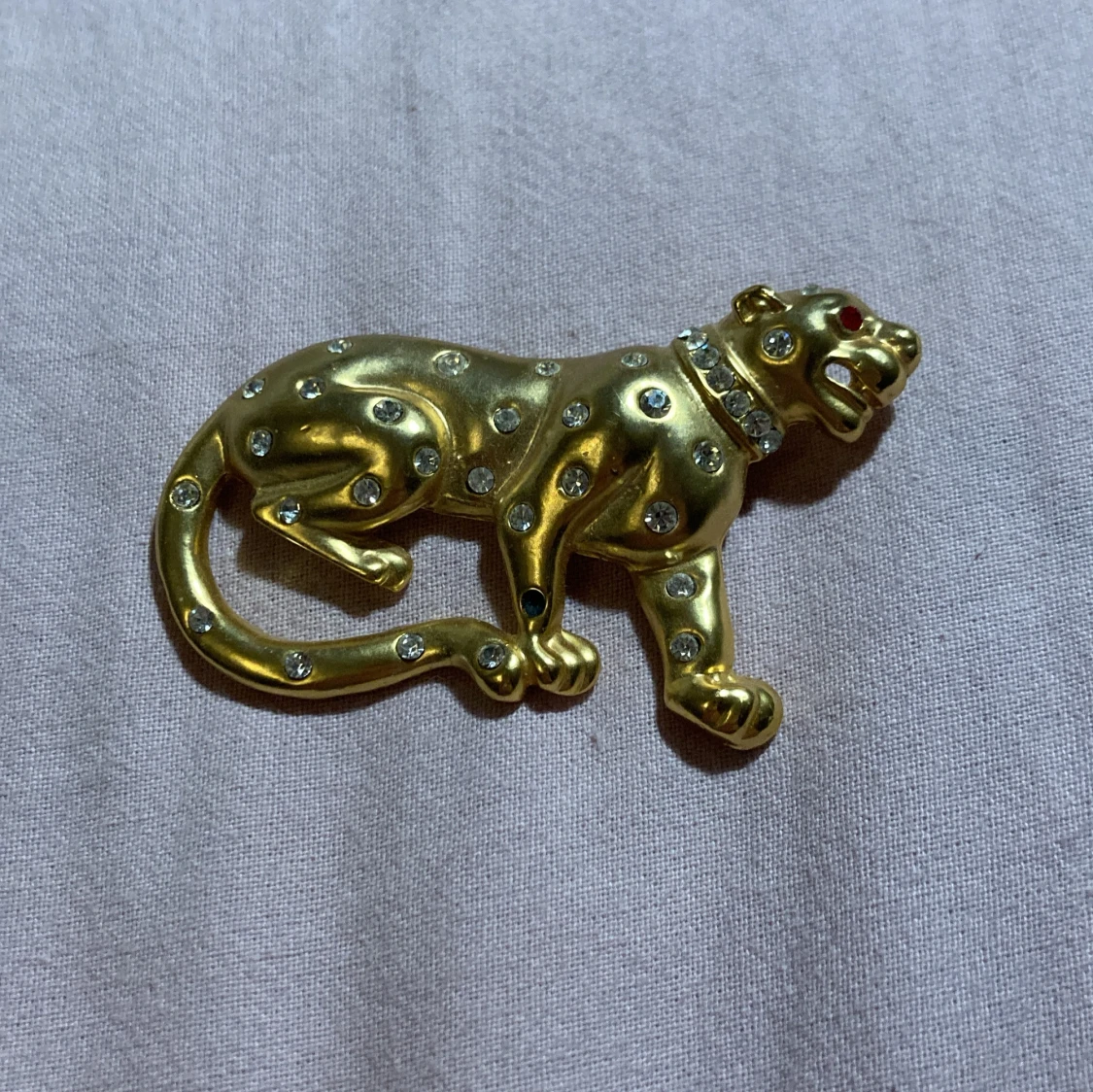 Guldfärgad leopardbrosch med stenar