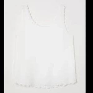 Vitt linne  - Säljer ett sött vitt linne  från hm ! ( den andra bilden med de svarta linnet är bara en bättre bild på hur de ser ut ) ❤️❤️