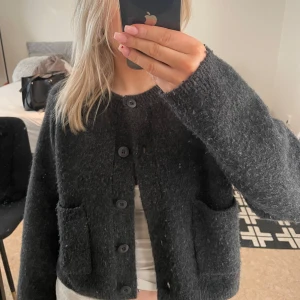 Zara kofta  - Säljer min mörkgråa Zara kofta med fickor, då den inte kommer inte till användning längre💕