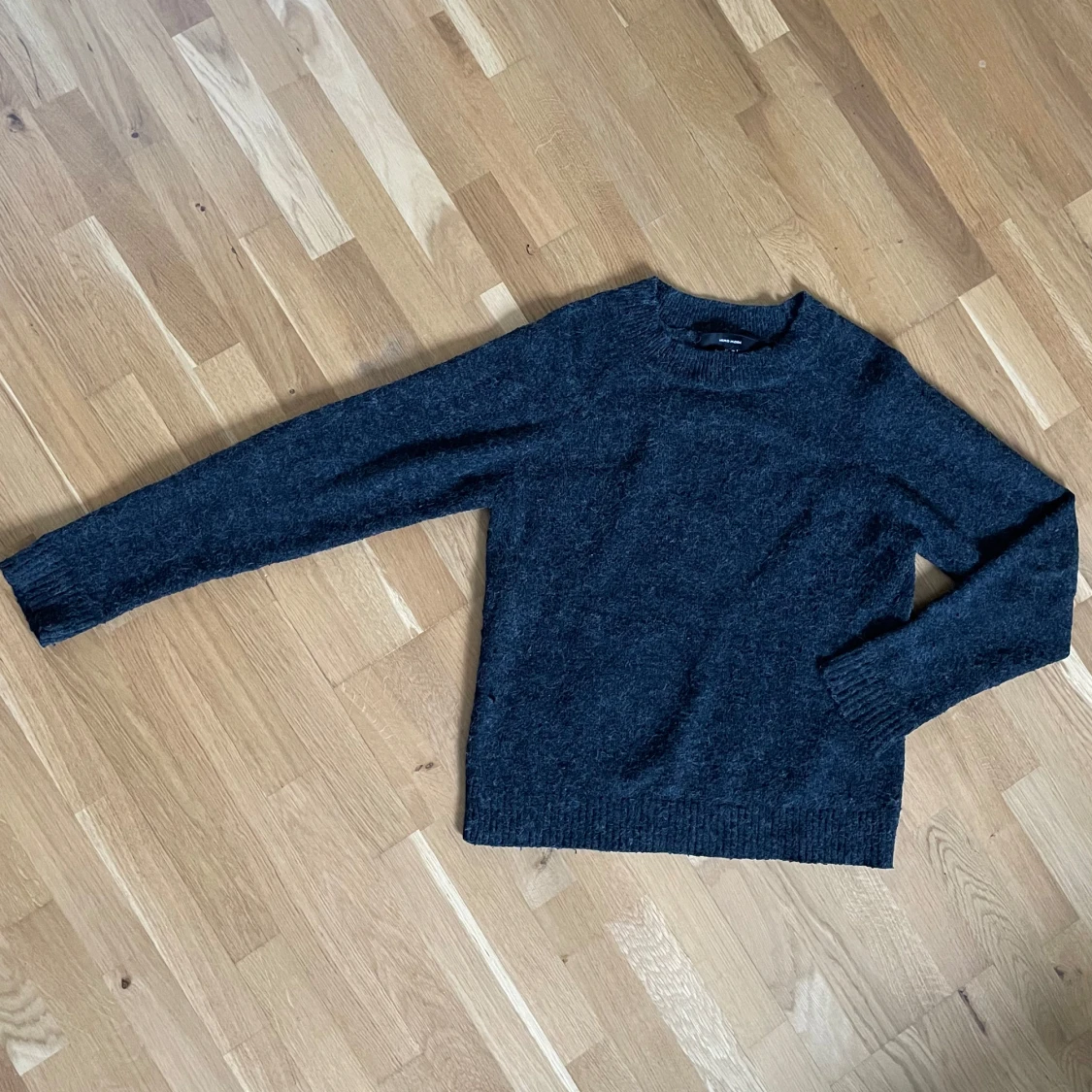 Mörkgrå/svart stickad tröja från Vero Moda - 2