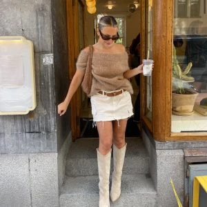 Stickad off shoulder tröja Design by si - Så fin stickad tröja HELT NY från design by si aldrig använt den skriv för fler bilder🫶🏼nypris 500 säljer för 250 då den aldrig är använd 