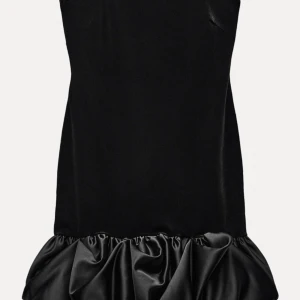 Slutsåld Zara klänning/axelbandslös klänning med volang  - Super snygg klänning men passar ej mig. Ny med prislapp, köpt på vinted🫶🏻strl S