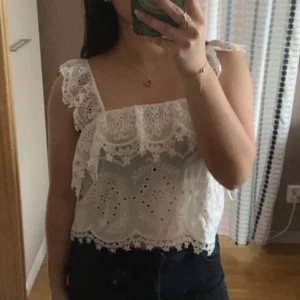 Vit spetsblus från Zara - Säljer en söt vit blus från Zara som inte kommer så mycket till användning. Kontakta vid fler frågor eller bilder💞