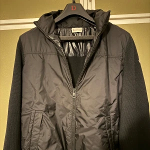 Moncler Tricot Cardigan  - Moncler Tricot Cardigan Storlek XL men passar mer L/M Cond: 8,5/10 Äktehetscertifikat finns! För mer info kontakta mig!