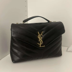 Ysl väska  - Säljer min ysl väska. Har inget äkthetsbevis men har alla stämplat och ser helt äkta ut. Handle Drop: 27cm / 10.6in Depth: 10cm / 3.9in Height: 24cm / 9.4in Width: 29cm / 11.4in. Säljer för 8000kr. 