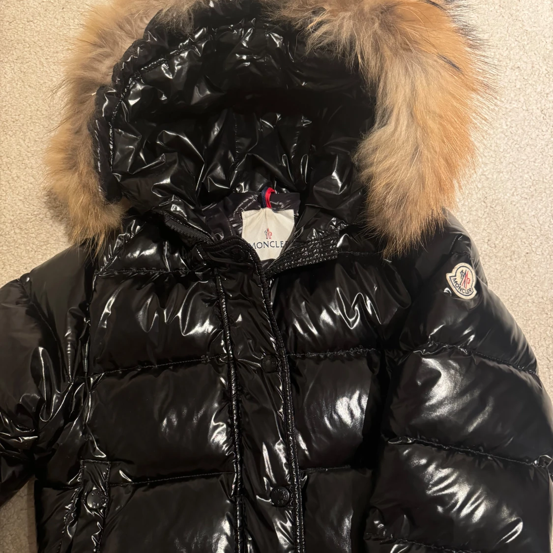 Svart dunjacka med päls från Moncler