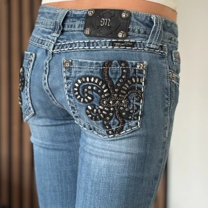 Miss me jeans - Lågmidjade bootcut jeans från miss me. Snygg design. Mycket bra skick, se bild. Mått: Innerbenslängd: 78cm   Midjemått rakt över: 36cm Modellen är 166cm lång. Fler bilder finns. Skriv gärna ifall du har några frågor! 💗 OBS se slitningar längst ner vid byxbenen