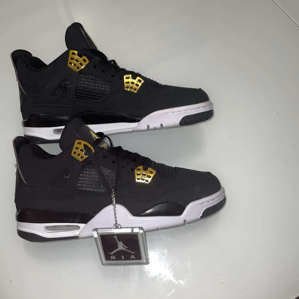 Jordan 4 ekta från StockX finns kvitto kommer utan box . Kengät.