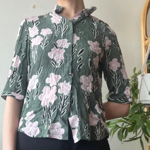 Carin Wester Blus - Vårig blommig blus från Carin Wester