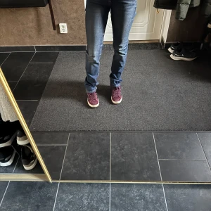 Jeans - Low waist, lite utsvängda. Mycket bra skick. Jag bär vanligtvis 34/36 - XS/S så större i storlek