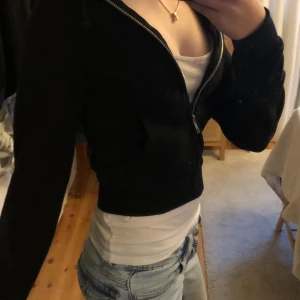 Croppad hoodie  - Jättesöt croppad hoodie från hm! Bra skick. Stort plus att hoodien har stor luva som inte ser konstig ut uppfälld☺️😘❤️