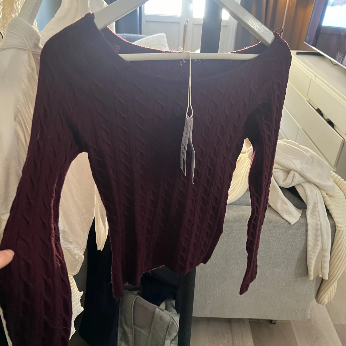 Vinröd stickad tröja