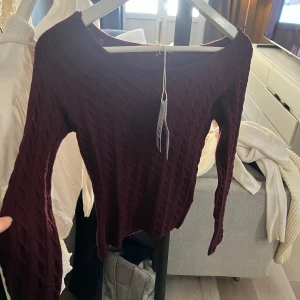 Vinröd stickad tröja - Vinröd stickad tröja 