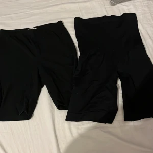 Shorts  - Två par cykelshorts. En i storlek 154 och en i storlek xxl. 