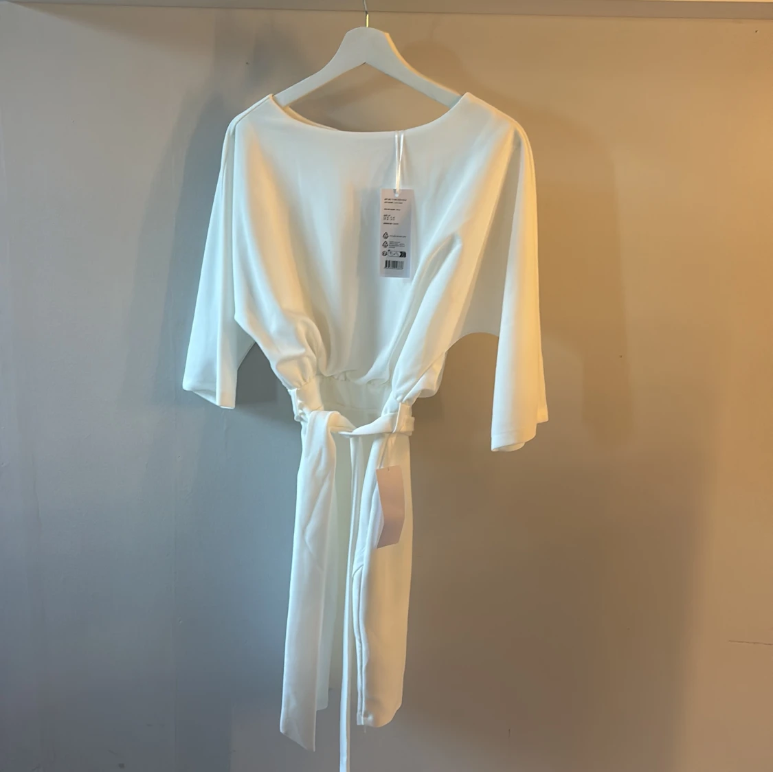 Vit klänning med knytband - 3