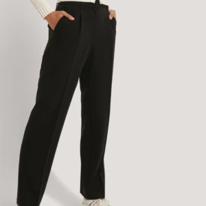  Kostymbyxor - Snygga svarta kostymbyxor med rak passform! Har fickor där fram och bak. Nypris 400kr - helt oanvända! Stl 36 😊