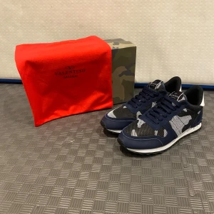 Valentino Rockrunners - Säljer ett par riktigt snygga Valentino Rockrunners. Skorna är nästan helt nya bara används några fåtal gånger. Storleken är 43. Skriv gärna minsta fundering eller fler bilder 