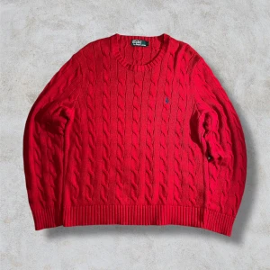 Ralph Lauren stickad tröja  - Skit snygg och skön stickad tröja av Ralph lauren i den snygga och moderna röda färgen. Tröjan är i fantastiskt skick och passar perfekt nu när det är lite kallt. Hör gärna av er med frågor och kolla gärna in mina andra annonser, ni får ett bra bundle pris om ni köper mer än ett plagg🤩🤩🤩