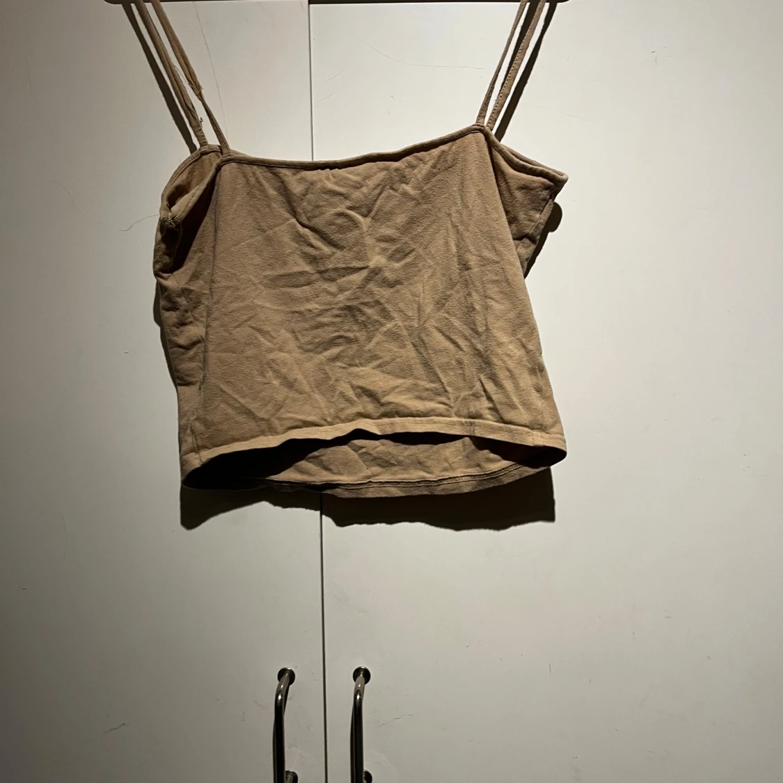 Beige topp med smala axelband  - 1
