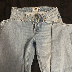 Ljusblå jeans från 157 - Säljer ett par klassiska ljusblå jeans från 157. De har en rak passform och är tillverkade i denim med knappgylf och femficksdesign. Perfekta för en avslappnad stil.