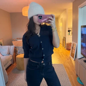 Mörkblå kofta - så snygg kofta att ha till vardags!!! älskar modellen!!! stickad stl s men mycket stretchig 🎠❤️