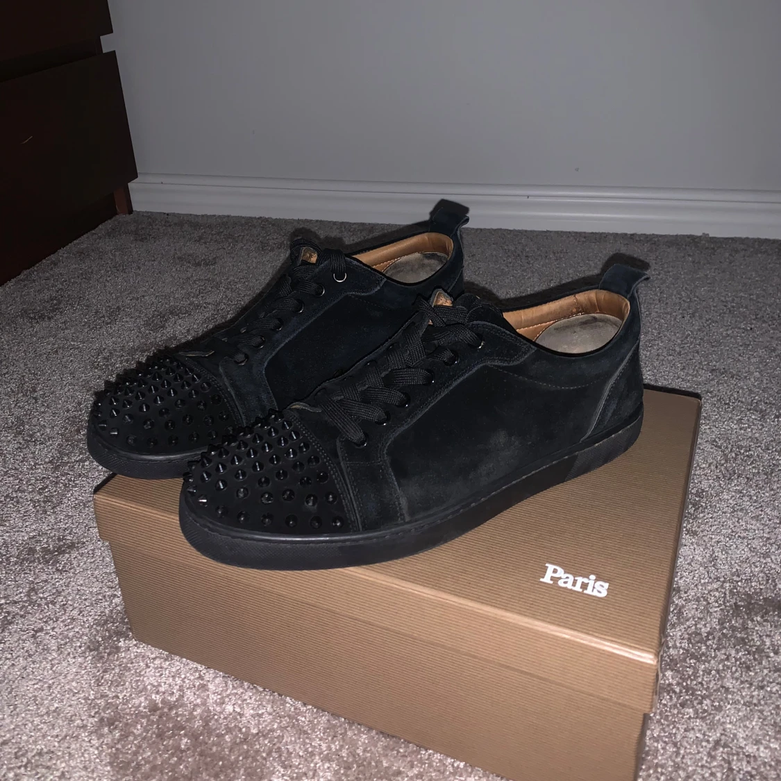 Christian Louboutin med Låda,extraspikar,extraskosnören,dustbags och skohorn