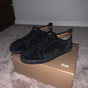 Christian Louboutin med Låda,extraspikar,extraskosnören,dustbags och skohorn - Hej, säljer mina loubs riktigt fetta skor och fräscha att ha nu. Med tillbehör och låda till även. Vid enstaka fråga eller fundering hör av dig!😃