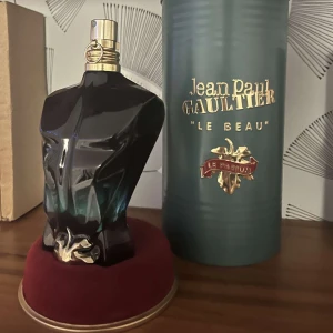 Jean Paul Gaultier Le Parfum ”Le Beau” - Säljer en parfym (Jean Paul Gaultier le Parfum ”Le Beau”✅Köptes för 1199 och säljs för 699✅50ml/75 kvar✅Hör av er vid frågor och funderingar🫶🏻🤗