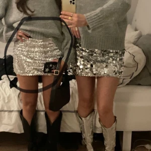  paljettkjol - Snygg beige kortkjol täckt med glittrande paljetter. Perfekt för att lysa upp vilken outfit som helst. Kjolen har en tight passform som framhäver figuren. ‼️‼️Artikeln finns inte mer på hemsidan