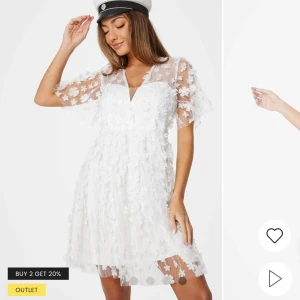 Studentklänning  - Säljer denna fina klänningen som skulle blivit min studentklänning men då jag nu hittat en annan🤗Klänningen har en v-ringad design och är perfekt för studenten. Slutsåld i alla storlekar på bubbelroom. Klippt bort den genomskinliga tyg biten i mitten, för att klänningen blev snyggare 🙌🏼💗💗💗Skriv privat för egna bilder💗