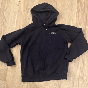 Svart och grå hoodie, ma cherie. - Säljer mina två hoodies med texten Ma cherie.Den mörkblåa har hjärttryck på baksidan och den grå har en stjärna på både fram- och baksidan. Båda har långa ärmar och ribbade muddar. 1 för 80 2 för 140.
