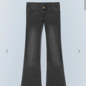 Svarta bootcut jeans - Snygga svarta bootcut jeans med låg midja och klassisk femficksdesign. Jeansen har en stilren look med en knapp och dragkedja framtill. Perfekta för en trendig och avslappnad stil.